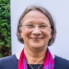 drei Frauen stehen vor einem Schild