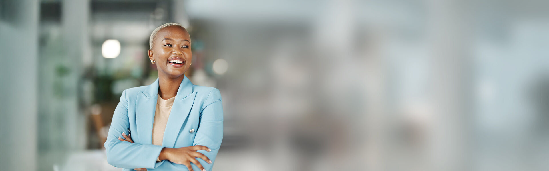 eine Frau in einem blauen Anzug lächelnd