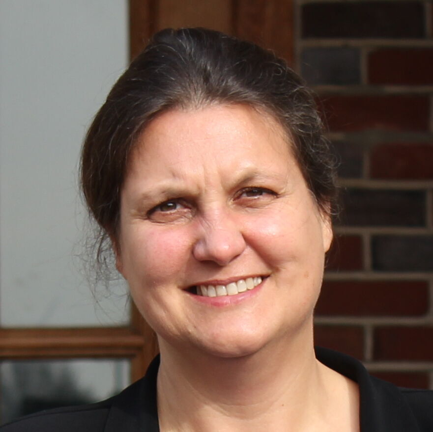 IBB-Vorstand vor dem Hauptsitz des IBB in Buxtehude (von links nach rechts): Sabine Ulrichs, Katrin Witte (Vorsitzende) und Lea Tornow