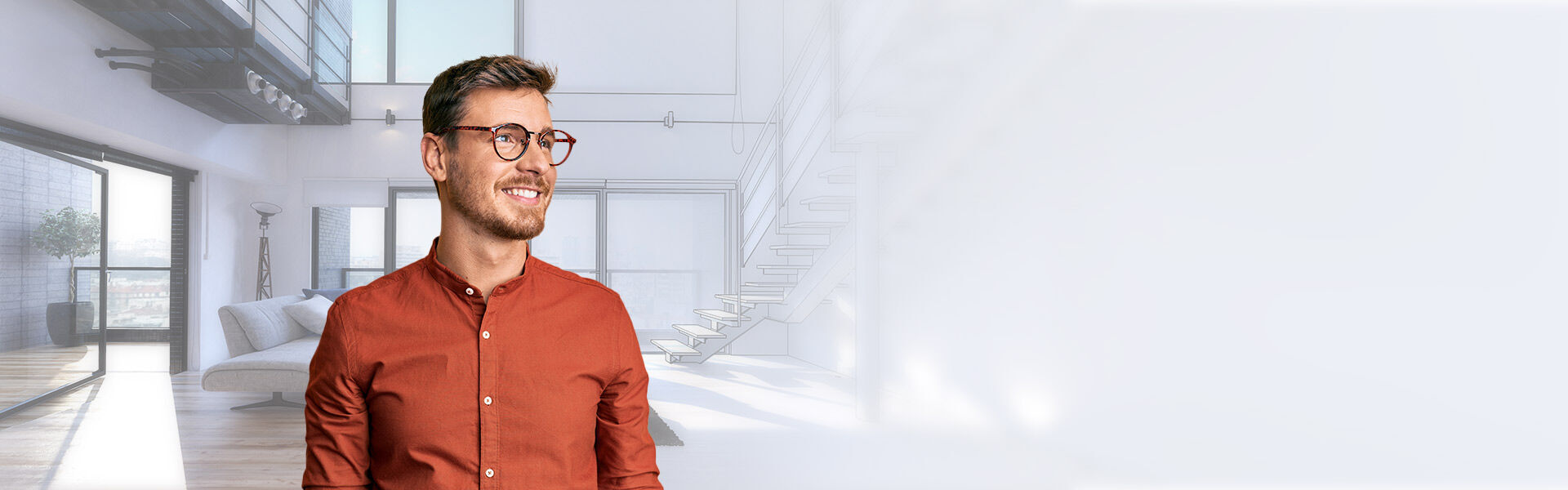 ein Mann in einem roten Hemd und einer Brille, der vor einer weißen Wand steht