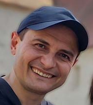 Foto von Artem und Liubov Iagmurdzhi, Weiterbildungsteilnehmer beim IBB, vor einem Schloss.